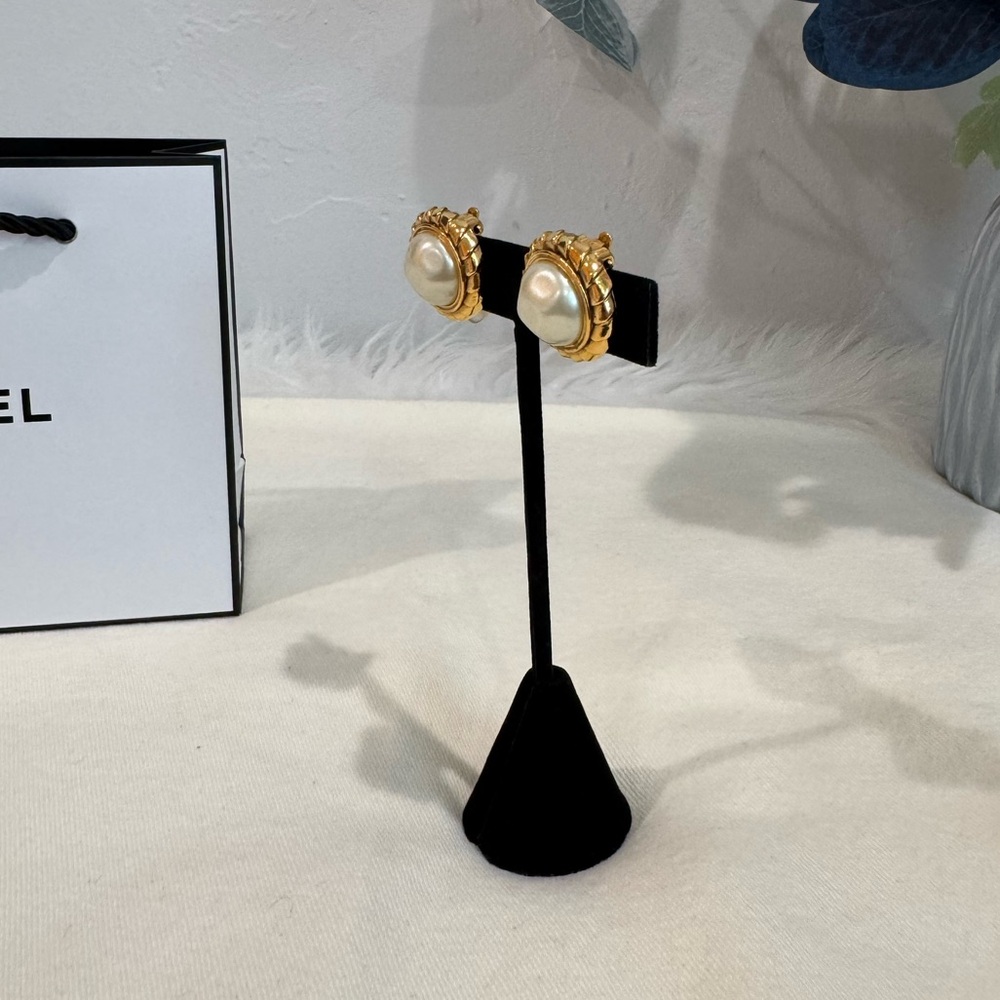 SOLD‼️Chanel 1980s Faux Pearl Button Clip-On Vintage Earrings - Picture 10 of 16